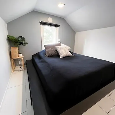 Modern House With Jacuzzi إسبو
